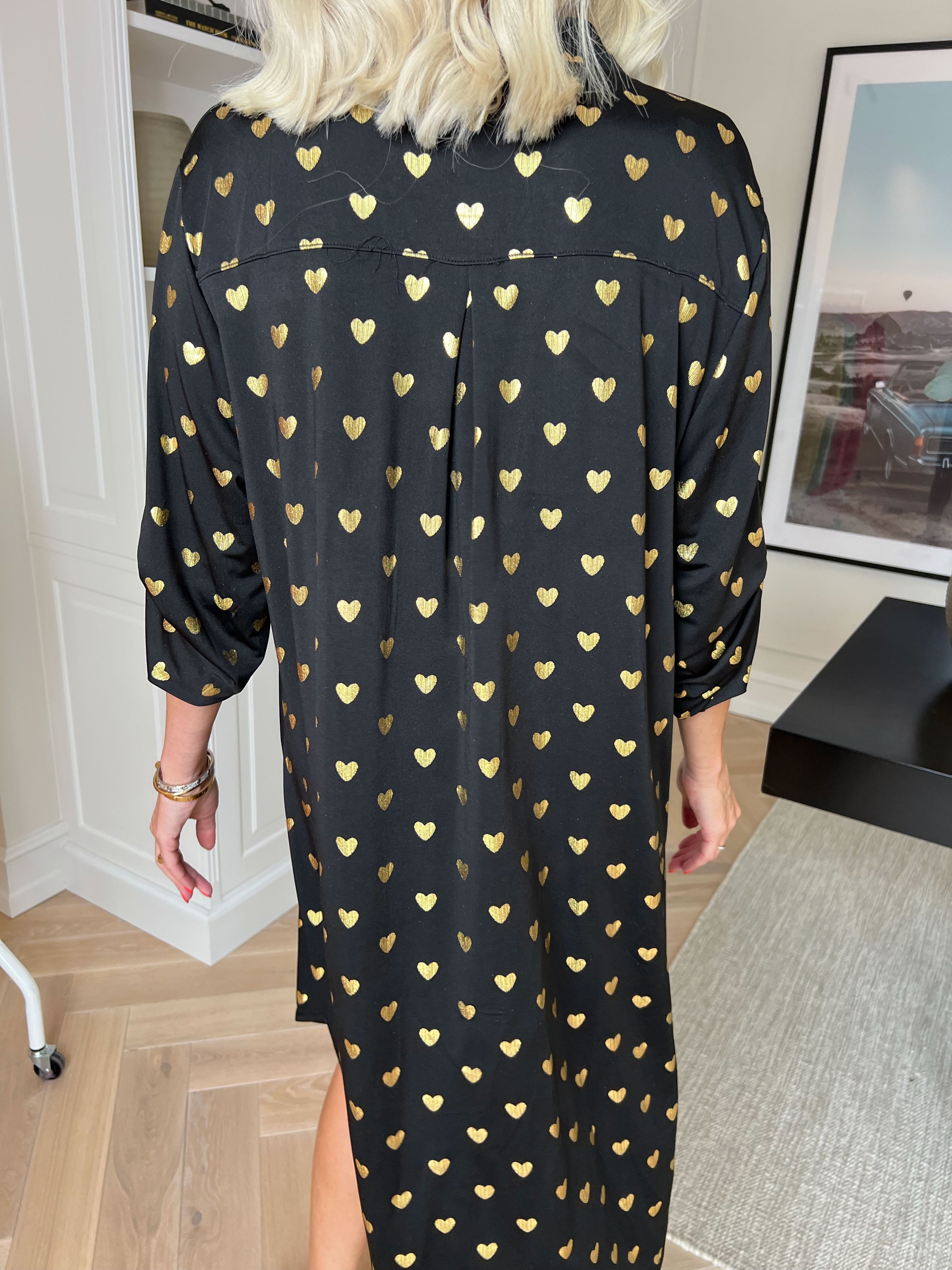 Ebba Gold Heart - Plus size resårklänning med guldfärgade hjärtdetaljer